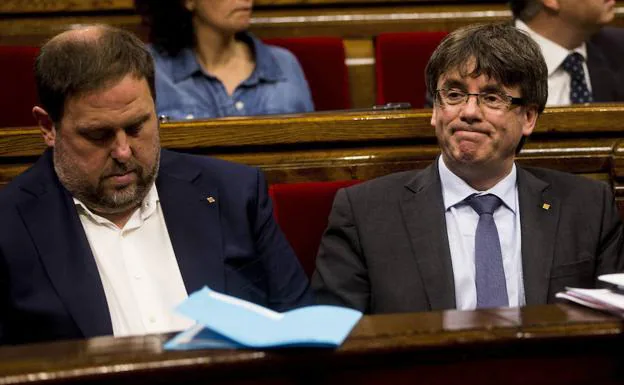 Oriol Junqueras (izq.) y Carles Puigdemont.