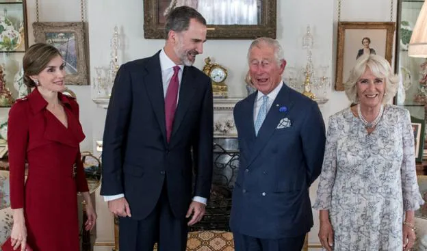 Los Reyes de España charlan de forma distendida con el prícipe Carlos y la duquesa de Cornualles.