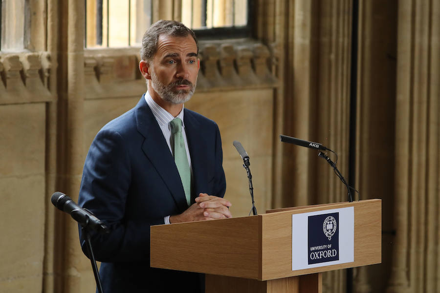 La prestigiosa universidad británica puso el broche final al viaje oficial de Felipe II y Letizia a Reino Unido