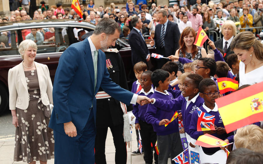 La prestigiosa universidad británica puso el broche final al viaje oficial de Felipe II y Letizia a Reino Unido