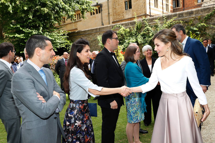 La prestigiosa universidad británica puso el broche final al viaje oficial de Felipe II y Letizia a Reino Unido