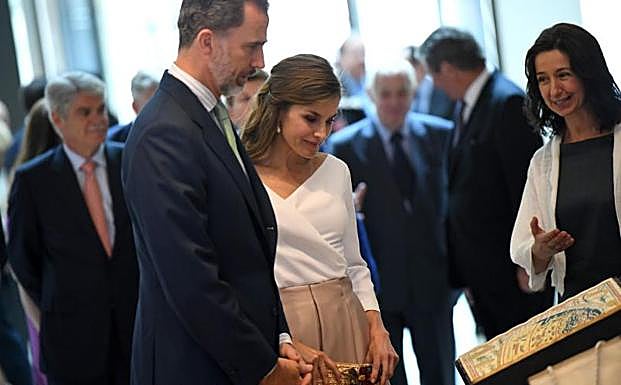 Los Reyes durante su visita hoy a la Weston Library de Oxford. /EFE
