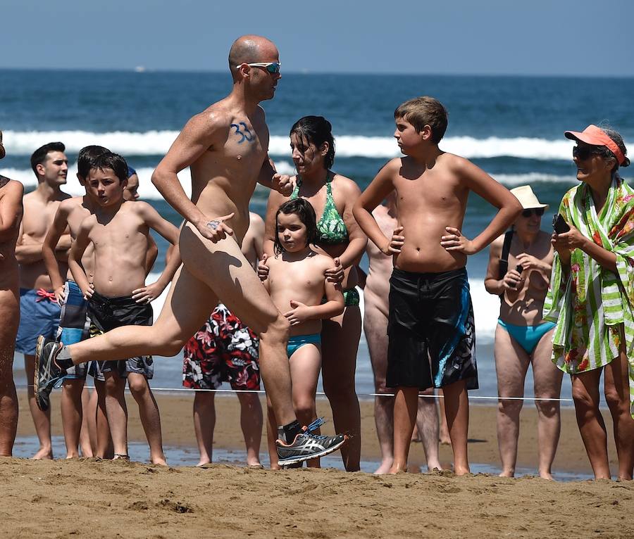 Un año más, el Ayuntamiento de Sopela y Munarri Atletismo Taldea han organizado una nueva edición de la carrera nudista de Sopela–gran premio 'Patxi Ros', el primer evento deportivo nudista de la Península. La prueba, de gran tirón turístico, cultural y deportivo, fue engendrada por el atleta en 1999 e inspiró otras competiciones similares en Cataluña o en Valencia. Se ha celebrado este domingo en la playa La Salvaje, en el marco de los "Cármenes" de Larrabasterra. Como ya viene siendo habitual, tiene dos categorías: la testimonial, de un kilómetro, y la absoluta, de cinco, sobre arena dura. Todos los participantes han recibido un regalo y ha habido medallas para los más pequeños