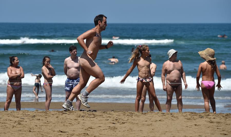 Un año más, el Ayuntamiento de Sopela y Munarri Atletismo Taldea han organizado una nueva edición de la carrera nudista de Sopela–gran premio 'Patxi Ros', el primer evento deportivo nudista de la Península. La prueba, de gran tirón turístico, cultural y deportivo, fue engendrada por el atleta en 1999 e inspiró otras competiciones similares en Cataluña o en Valencia. Se ha celebrado este domingo en la playa La Salvaje, en el marco de los "Cármenes" de Larrabasterra. Como ya viene siendo habitual, tiene dos categorías: la testimonial, de un kilómetro, y la absoluta, de cinco, sobre arena dura. Todos los participantes han recibido un regalo y ha habido medallas para los más pequeños