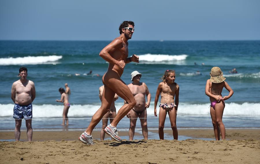 Un año más, el Ayuntamiento de Sopela y Munarri Atletismo Taldea han organizado una nueva edición de la carrera nudista de Sopela–gran premio 'Patxi Ros', el primer evento deportivo nudista de la Península. La prueba, de gran tirón turístico, cultural y deportivo, fue engendrada por el atleta en 1999 e inspiró otras competiciones similares en Cataluña o en Valencia. Se ha celebrado este domingo en la playa La Salvaje, en el marco de los "Cármenes" de Larrabasterra. Como ya viene siendo habitual, tiene dos categorías: la testimonial, de un kilómetro, y la absoluta, de cinco, sobre arena dura. Todos los participantes han recibido un regalo y ha habido medallas para los más pequeños