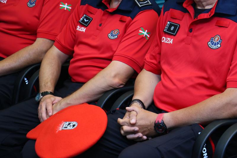 La Policía foral ha presentado su nueva vestimenta, más parecida a la que usa la Ertzaintza