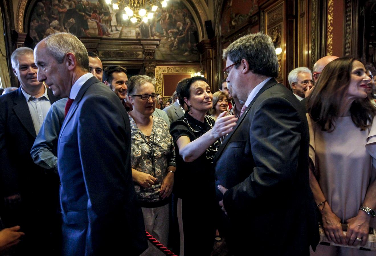 Jone Goirizelaia saluda al alcalde de Bilbao, en presencia de Josu Erkoreka y Bakartxo Tejeria.