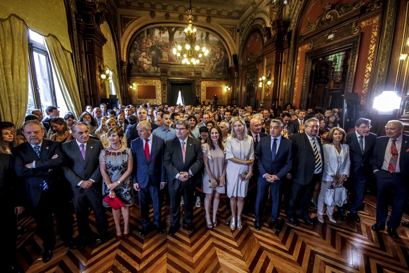 Los asistentes al acto llenaron el salón principal del Palacio Foral.