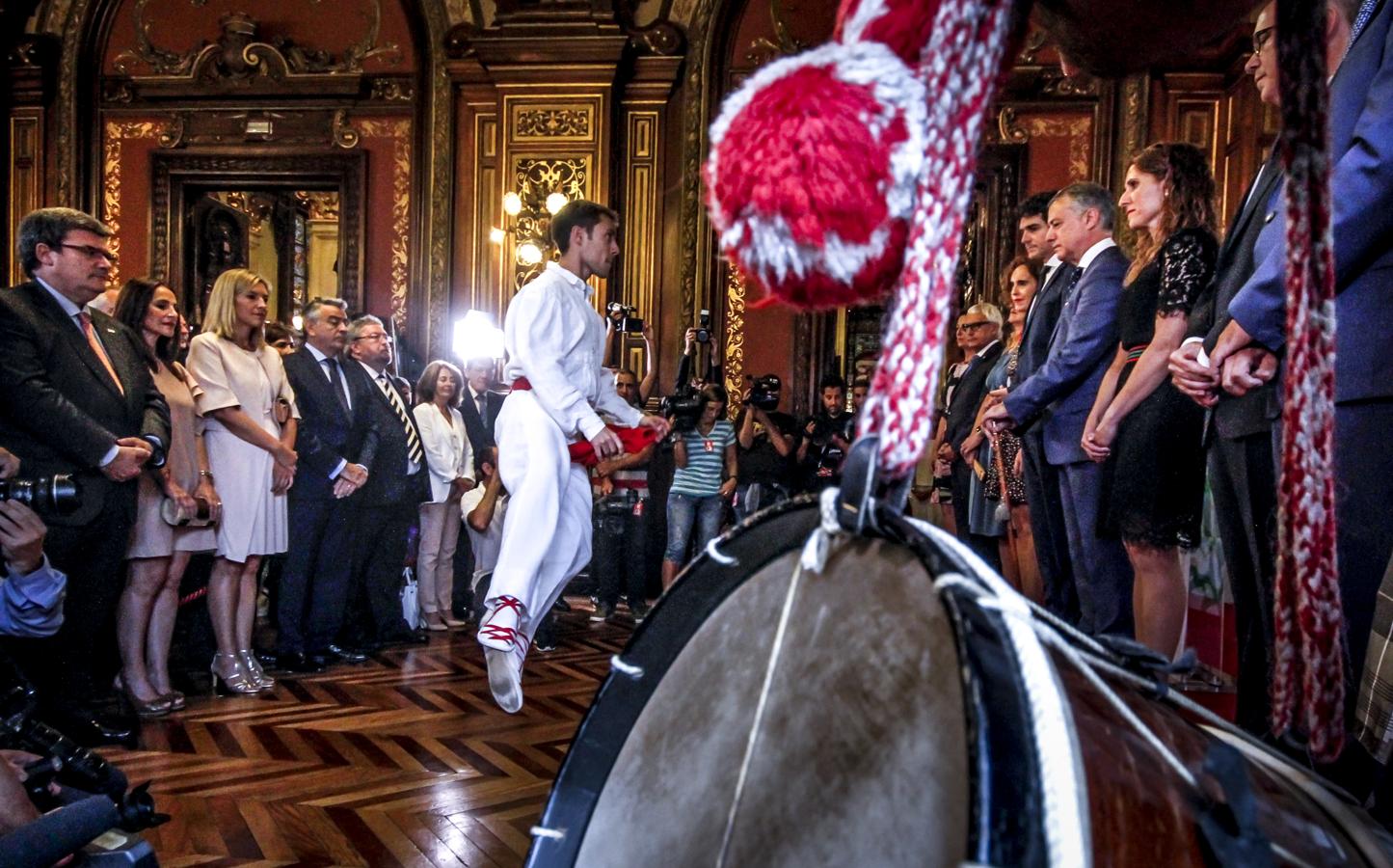 Los asistentes, durante el aurresku de honor.