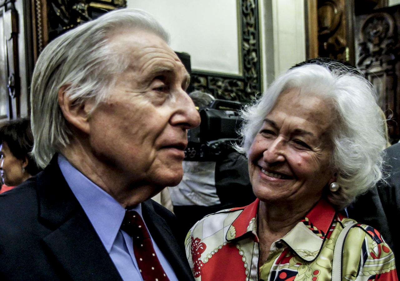 El pianista Joaquín Achúcarro, junto a su esposa, Emma Jiménez.