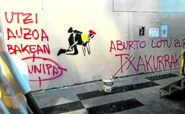 Imagen de una de las pintadas contra la Policía Municipal aparecidas en la zona de San Antón. 