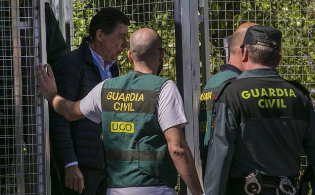 González (i), escoltado hasta la Audiencia Nacional. 