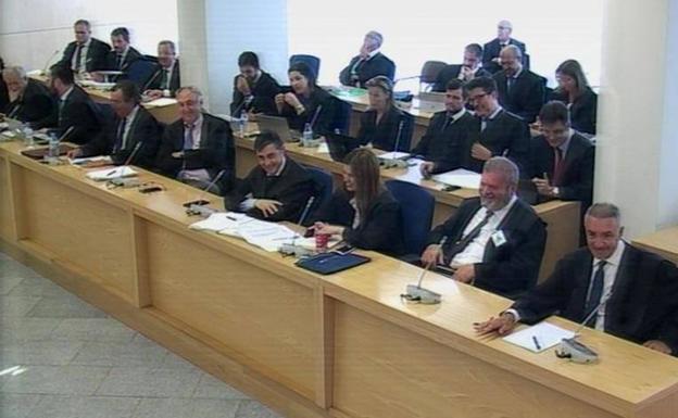 Los abogados del 'caso Gurtell' durante la comparecencia del presidente del Gobierno en la Audiencia Nacional.