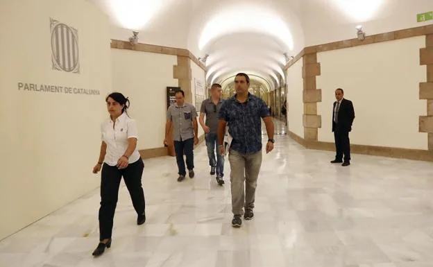 Agentes de la Guardia Civil en el Parlament.