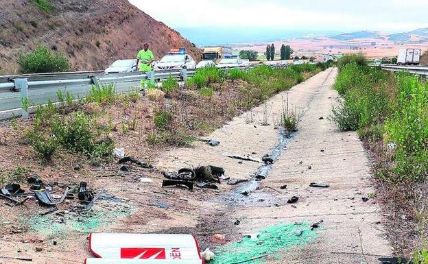 La autovía se mantuvo cerrada al tráfico durante dos horas para retirar los tres turismos. 