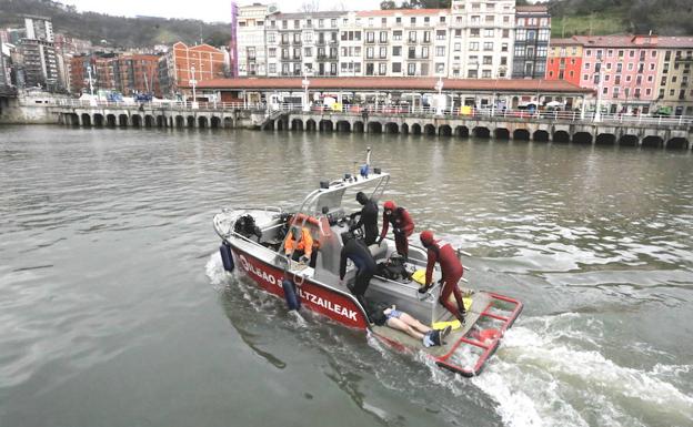 Buzos tras el rescate de una persona ahogada en la ría de Bilbao.
