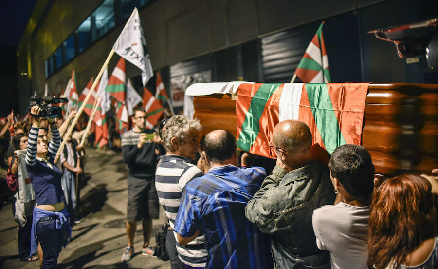 El féretro ha entrado al tanatorio de Bolueta entre ikurriñas y banderas por los presos de ETA