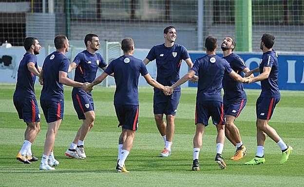 Los jugadores rojiblancos realizaron una suave sesión de entrenamiento antes de afrontar hoy el duelo ante el Dinamo.