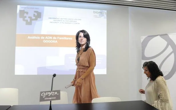 Aintzane Ezenarro, directora del instituto de la memoria, y Marian Martínez de Pancorbo, investigadora principal del laboratorio Biomics.