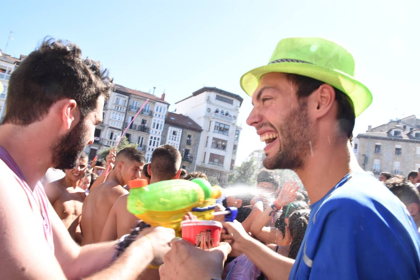 Crema solar, agua y refrigerios para combatir el calor en el Chupinazo de las Fiestas de La Blanca