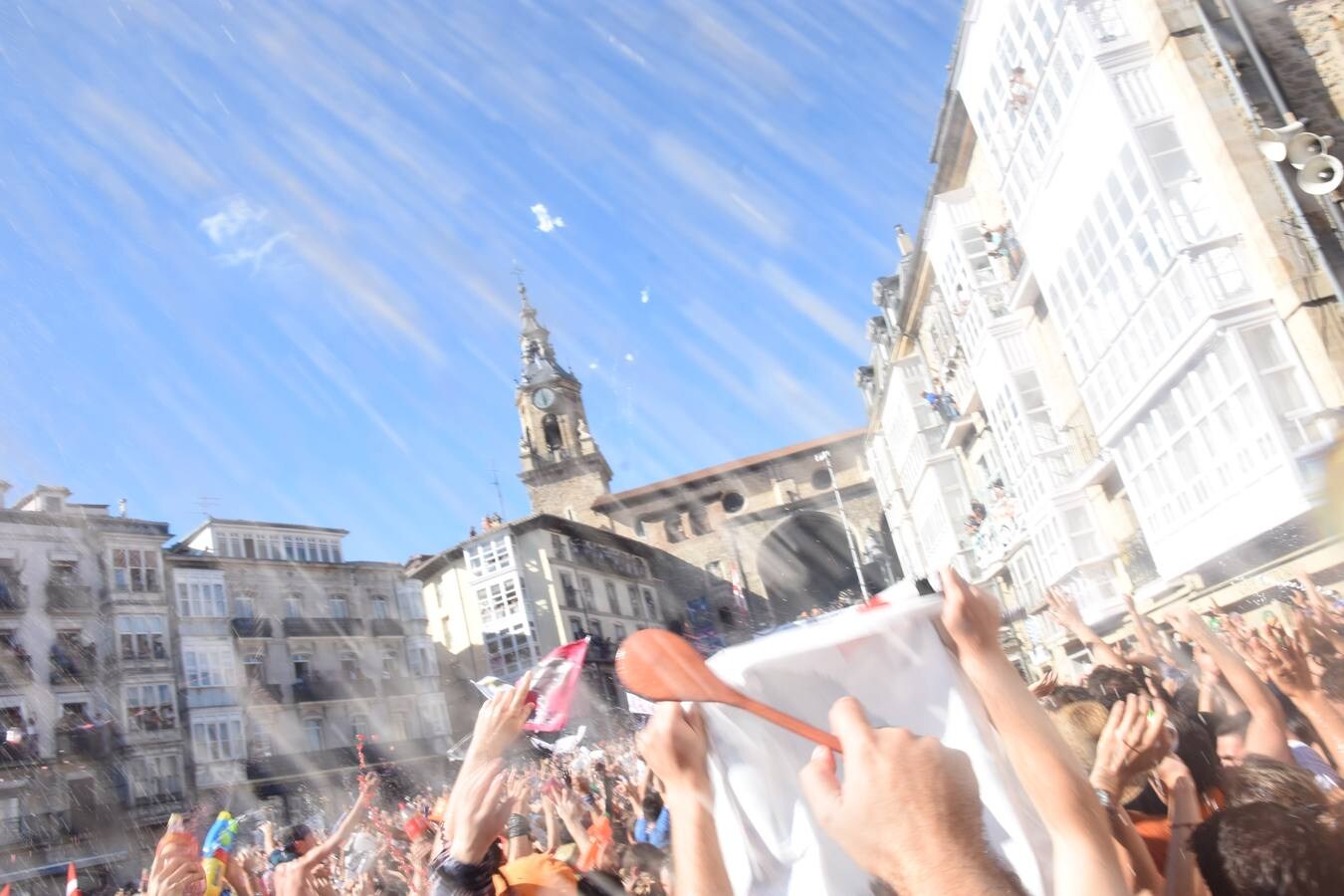 Crema solar, agua y refrigerios para combatir el calor en el Chupinazo de las Fiestas de La Blanca