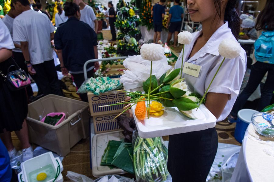 En Tailandia existe una peculiar pero fascinante competición que consiste en tallar frutas y verduras. Los resultados se exponen en altares y mesas para que los observen los más curiosos.