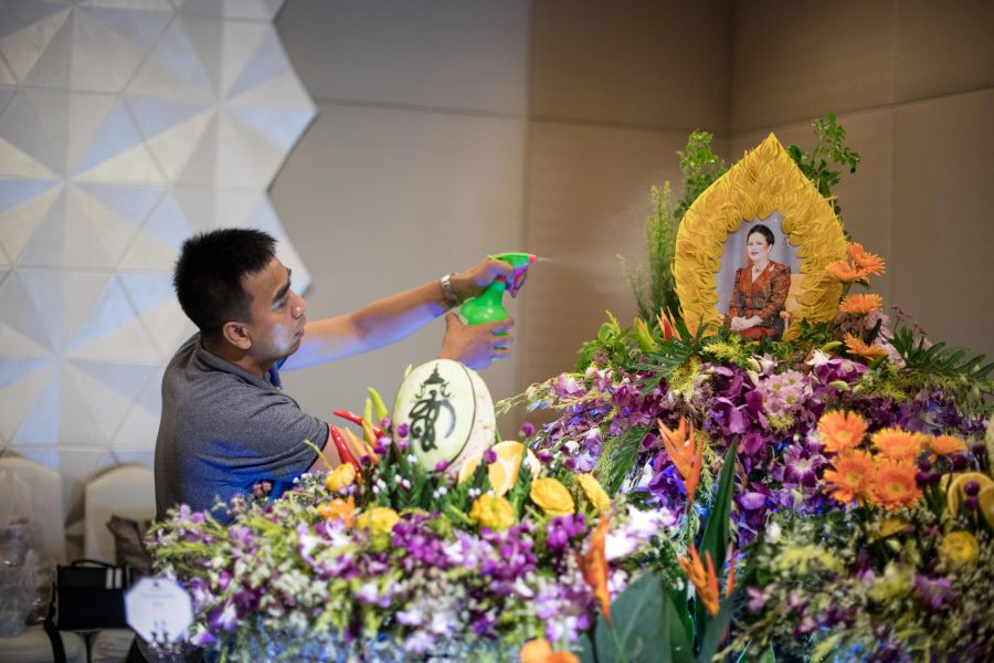 En Tailandia existe una peculiar pero fascinante competición que consiste en tallar frutas y verduras. Los resultados se exponen en altares y mesas para que los observen los más curiosos.