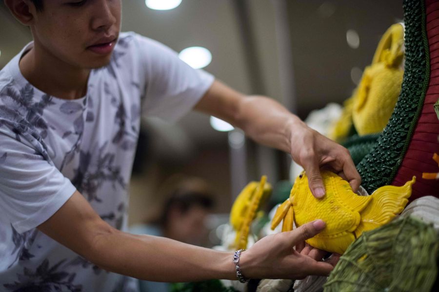 En Tailandia existe una peculiar pero fascinante competición que consiste en tallar frutas y verduras. Los resultados se exponen en altares y mesas para que los observen los más curiosos.
