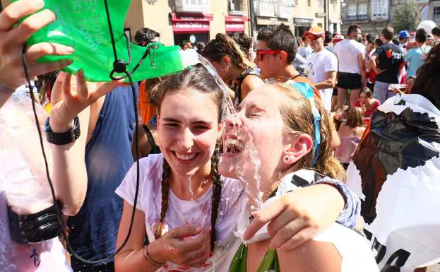 Cualquier recurso fue bueno para sofocar los 30,2º centígrados que alcanzó Vitoria este viernes. 