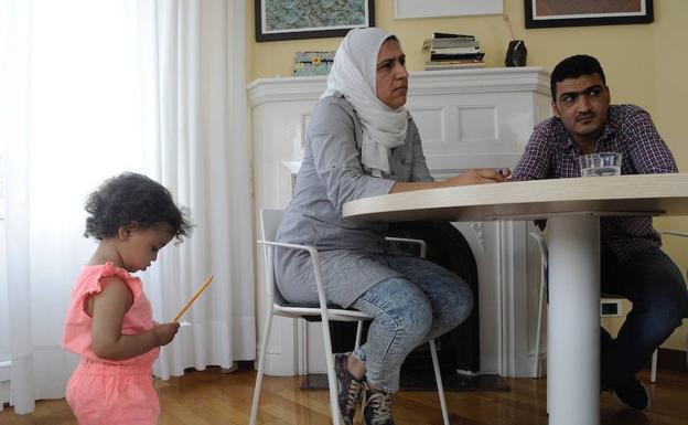 Bashira Hosaino y su hija, junto a Ahmed Hosaino, que cuenta en Bilbao cómo fue su viaje escapando de la guerra.