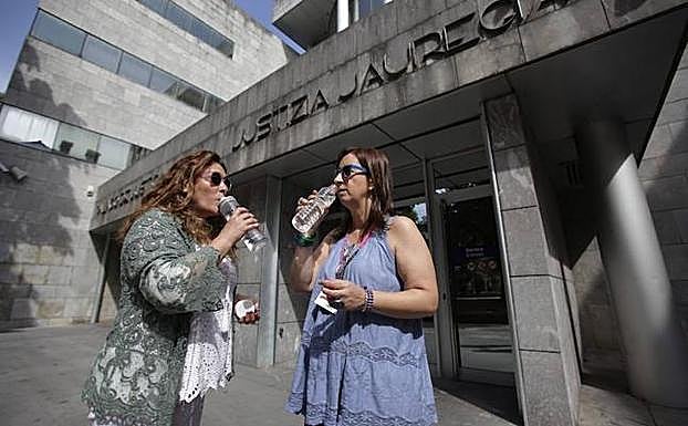 Dos trabajadoras del Palacio de Justicia de Durango, durante un momento de descanso.