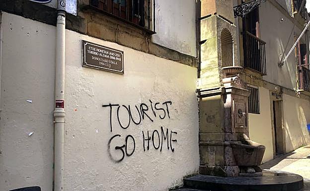 Pintada contra el turismo aparecida en la zona más antigua de la Parte Vieja donostiarra.