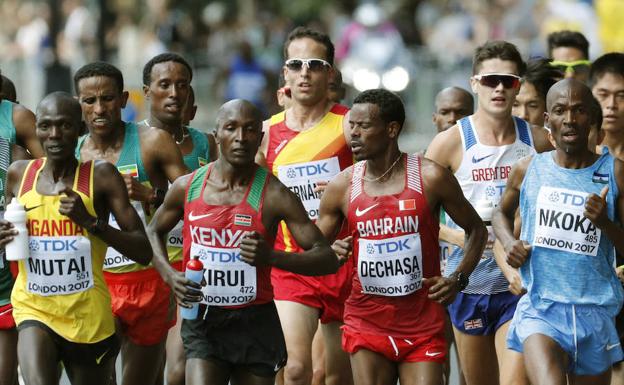 Iván Fernández, en el grupo de cabeza, junto a los favoritos en el maratón de Londres. 