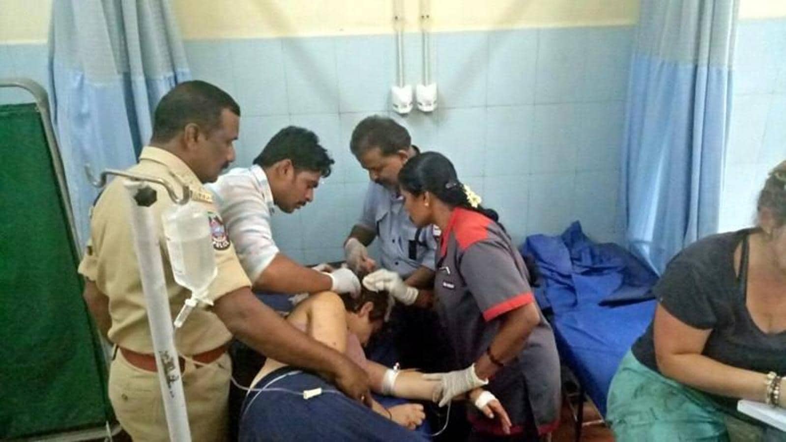 Un español herido en el accidente de tráfico recibe tratamiento en un hospital en Bangalore (India). 