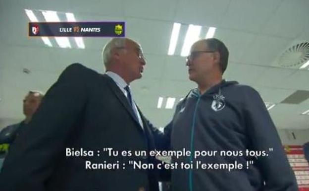 Bielsa y Ranieri en el túnel de vestuarios.