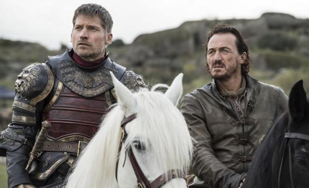 Jamie Lannister con el mercenario Bronn. 