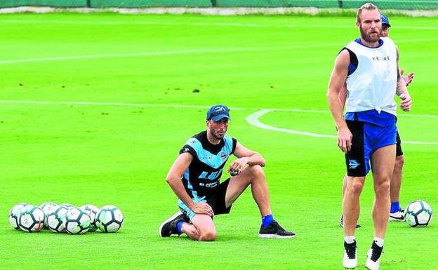 Luis Zubeldía sigue con atención el entrenamiento de su equipo en la localidad alicantina de Algorfa. 