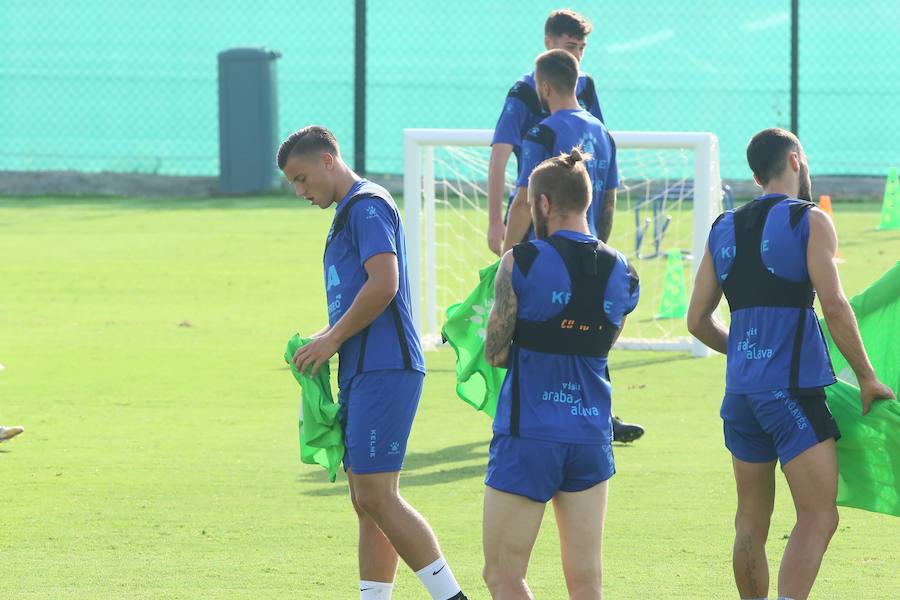 Entrenamiento del Deportivo Alavés en su concentración de pretemporada en Algorfa