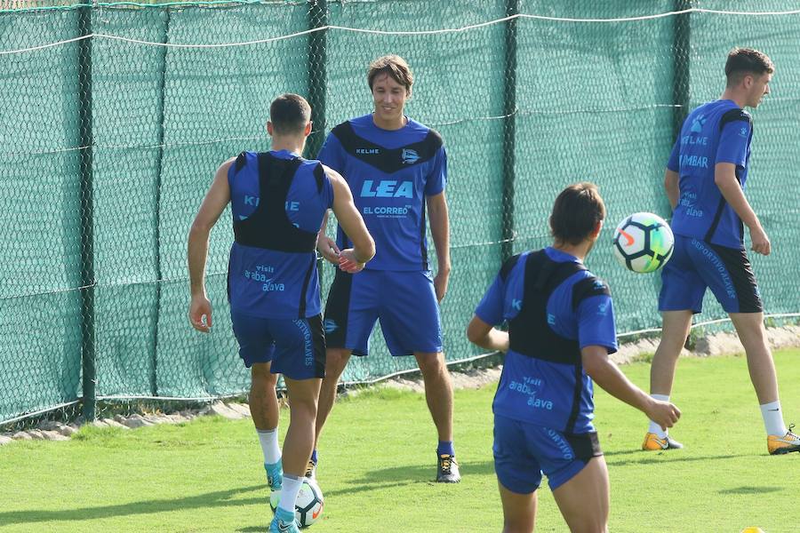 Entrenamiento del Deportivo Alavés en su concentración de pretemporada en Algorfa