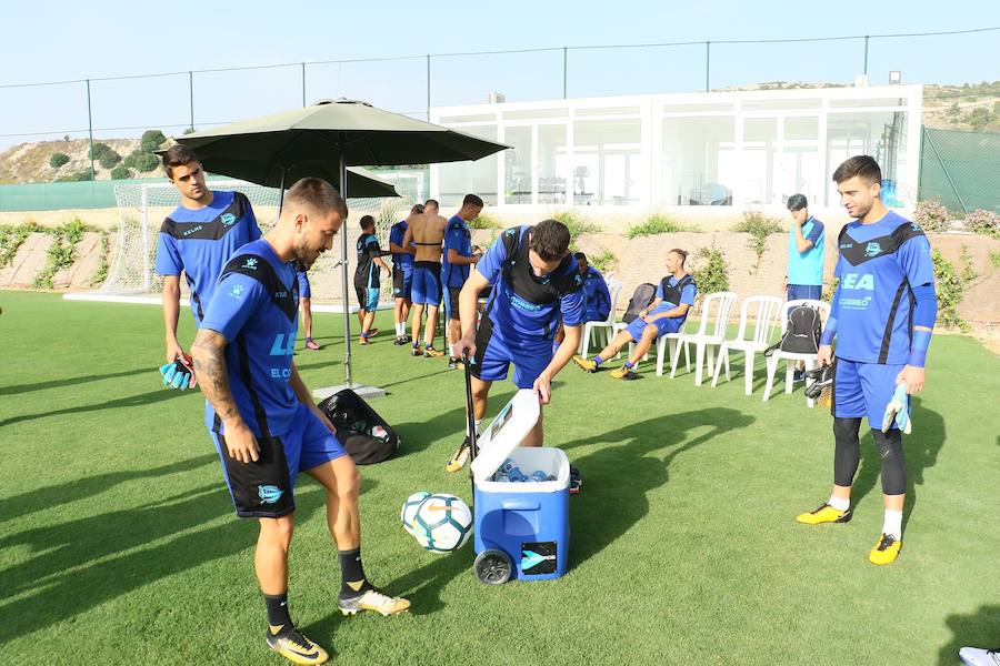 Entrenamiento del Deportivo Alavés en su concentración de pretemporada en Algorfa