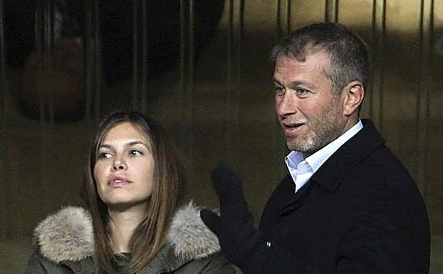 Román Abramóvich junto a su mujer Daria Zhúkova en una imagen de 2010.