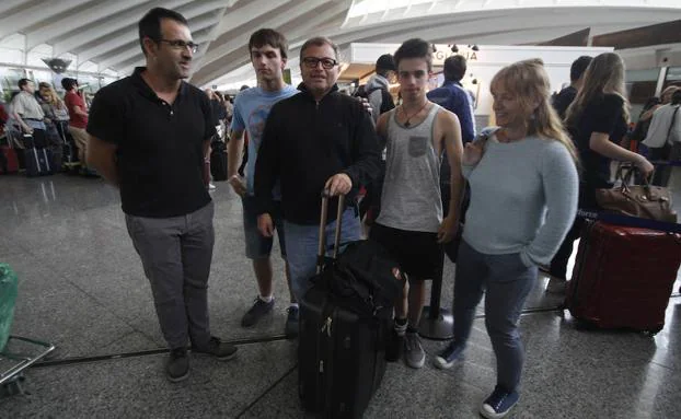 Imagen principal - La familia Garmendia, en el aeropuerto con George. Abajo Sara y su madre Caty y Matt Williams, llegado de Londres.