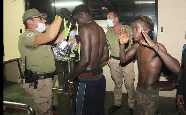 La Policía prepara para una revisión médica a los subsaharianos que entraron el lunes en Ceuta. 