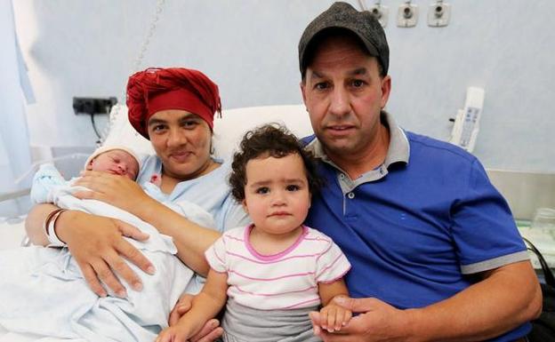 Lila y Mostafa ya en el Hospital de Cruces, con su hijo recién nacido Faris y su hija Tesnim. 