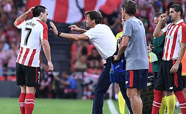 Beñat escucha órdenes de Ziganda.