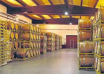 Imagen secundaria 1 - De arriba a abajo y de izquierda a derecha. Templo de la Asunción en Roa de Duero, del siglo XVI y estilo gótico-tardío. Barricas apiladas en la bodega Pérez Pascuas. Lechazo al horno de El Nazareno.