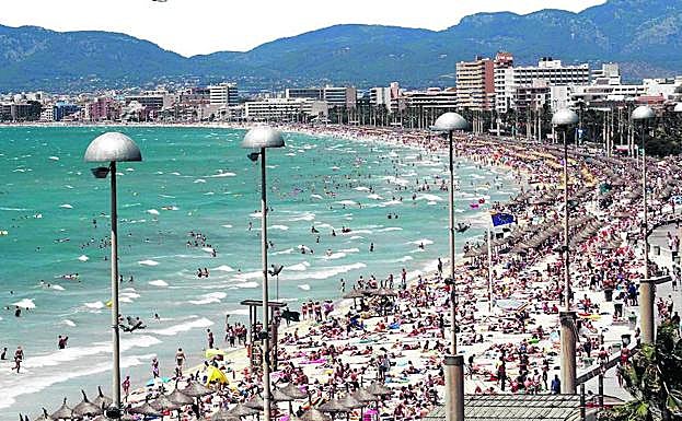 A rebosar. La playa del Arenal en Palma de Mallorca, abarrotada de bañistas.