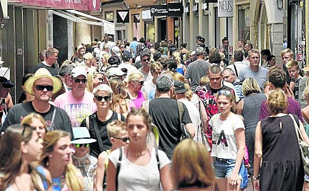 Imagen principal - Por tierra, mar y aire. Las autoridades baleares admiten que este verano «ya no cabe un alfiler» en las islas.