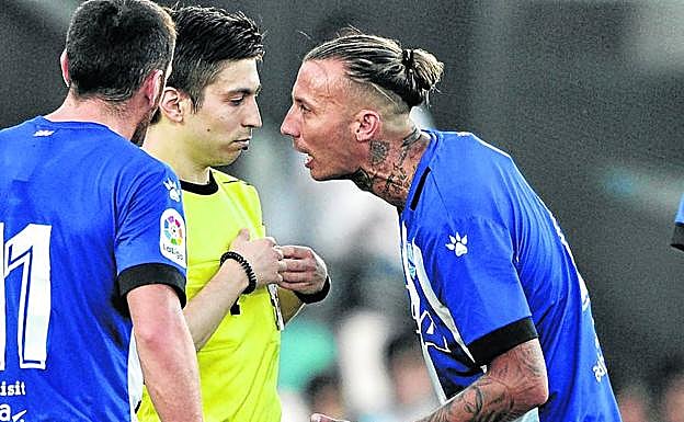 Momento en que el árbitro, Palencia Caballero, se dispone a expulsar a Alexis.