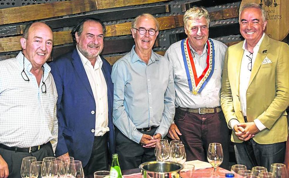 Basilio Izquierdo, Michel Rolland, Serge Fourton, Michel Douence (alcalde de Haux) y Pedro León (alcalde de Laguardia). Debajo, las botellas de la cata. 